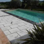 Margelles Vienne gris anthracite et dallage Authentique gris Berg autour d’une piscine