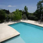 Piscine avec enduit turquoise clair au Mas d’Augustine dans le Gard