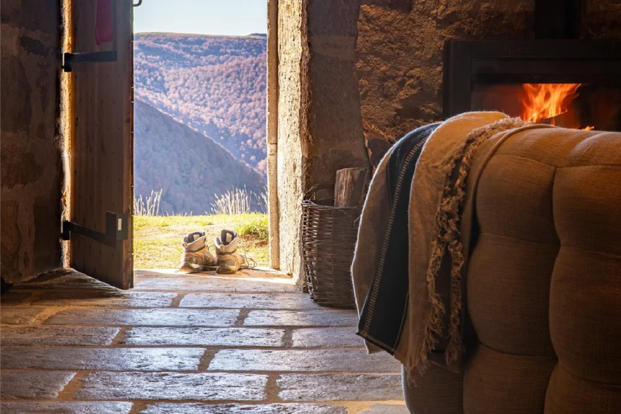 Sol intérieur en dallage Rouvière Collection, aspect vieille pierre, ambiance chaleureuse et authentique dans un chalet de montagne