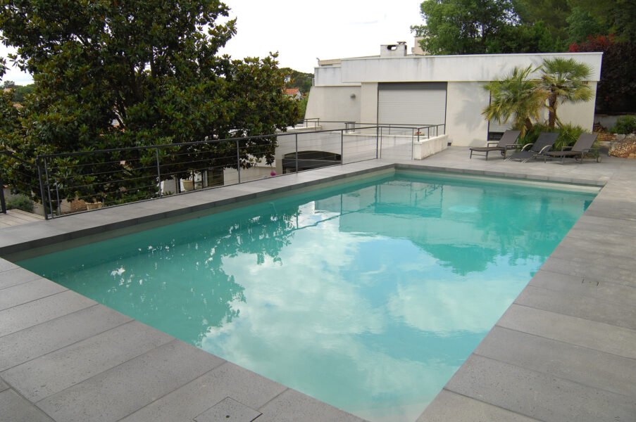 Margelles L Grésé en dimensions inversées Rouvière Collection, béton décoratif résistant et durable pour margelles de piscine et aménagements extérieurs