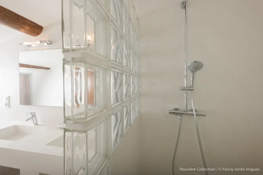 Paroi en briques de verre Seves Glass Blocks dans une douche à l’italienne, Rouvière Collection